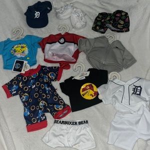 Set of boys build a bear clothes